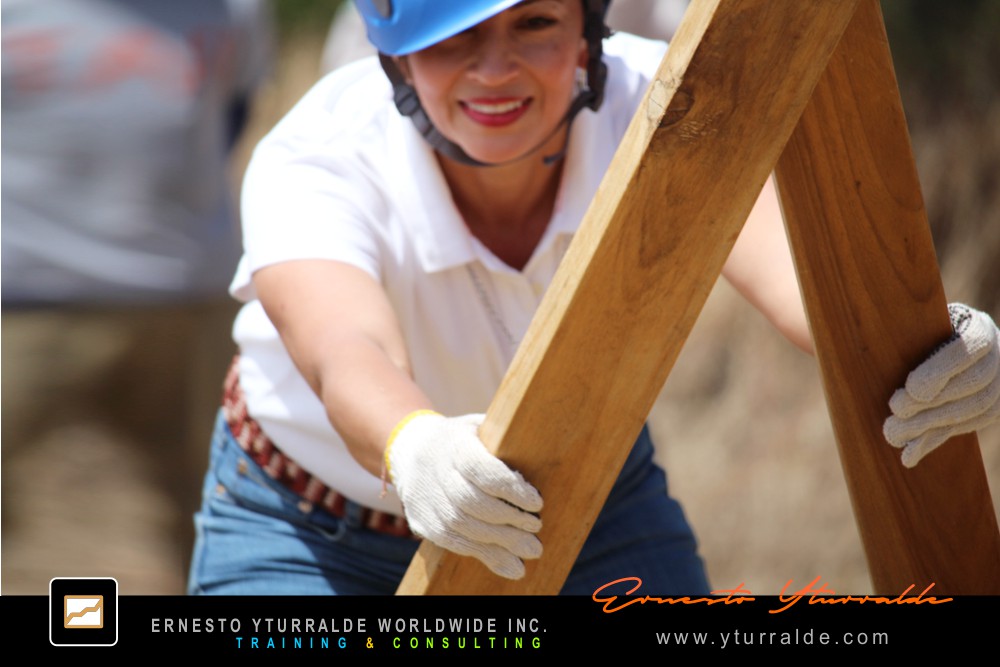 Team Building Corporativo LATAM | Taller de Cuerdas Bajas enfocado en la construcción de confianza y colaboración